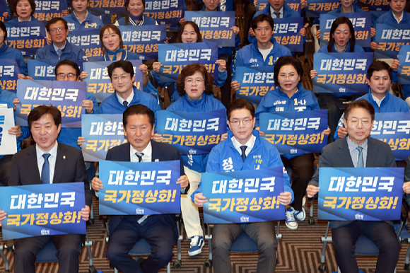 더불어민주당 상임총괄선대위원장인 정청래 대표가 11일 서울 영등포구 여의도 중소기업중앙회 KBIZ홀에서 열린 서울 공천자대회에 참석해 민주당 정원오 서울시장 후보 등 민주당 후보들과 기념 촬영하고 있다. [사진=국회사진기자단]