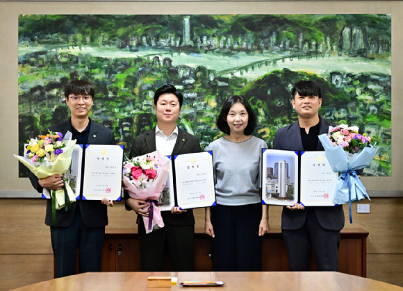 최호정 서울시의회 의장이 28일 시의회 의장접견실에서 제11대 시의회 4기 대변인으로 임명된 정지웅(맨 왼쪽)·김경훈(왼쪽에서 2번째)·박강산(왼쪽에서 4번째) 의원에게 임명장을 수여하고 기념 촬영을 하고 있다. [사진=서울시의회]