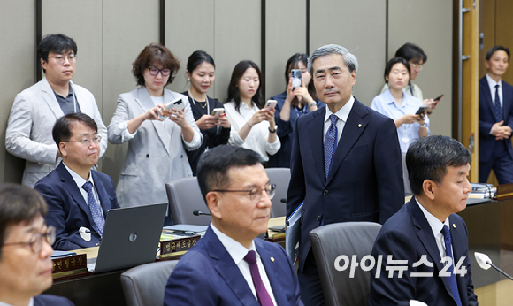 신현송 한국은행 총재가 28일 서울 중구 한국은행 본관에서 열린 취임 후 첫 금융통화위원회 본회의에 참석하고 있다. [사진=사진공동취재단]