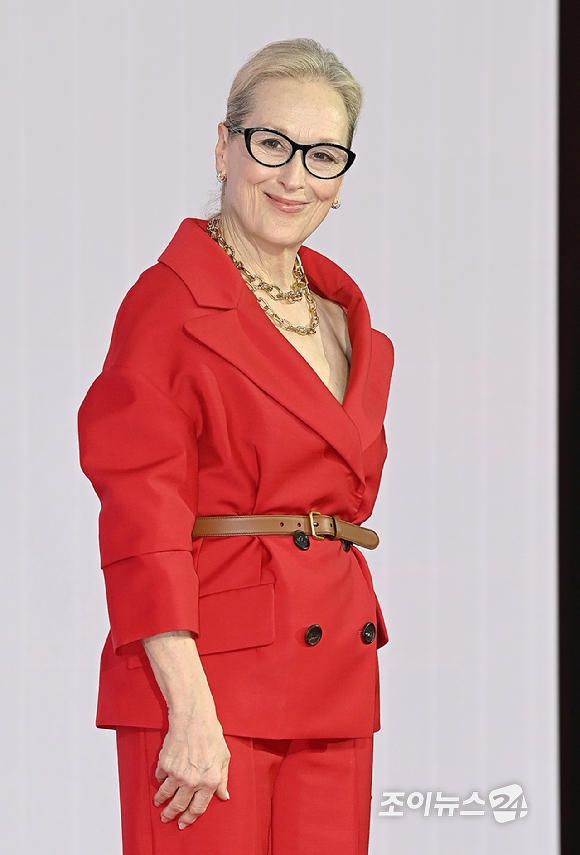 배우 메릴 스트립이 8일 오전 서울 종로구 포시즌스 호텔 서울에서 열린 영화 '악마는 프라다를 입는다 2' 내한 기자간담회에서 포토타임을 갖고 있다. [사진=곽영래 기자]