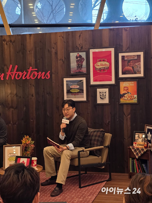 안태열 BKR CBO가 28일 서울 팀홀튼 신논현역점서 열린 '2026 팀홀튼 뉴이어 웜업' 기자간담회에서 향후 비전을 설명하고 있다. [사진=BKR]