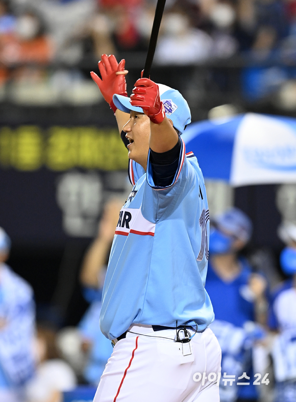 15일 오후 서울 잠실야구장에서 '2022 신한은행 SOL KBO 올스타전' 홈런레이스가 열렸다. 홈런레이스 우승을 차지한 롯데 이대호가 기뻐하고 있다. [사진=김성진 기자]