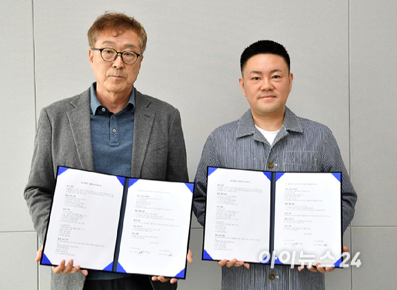 아이뉴스24 이창호 대표이사(완쪽)와 아스펙트이엔티 장용혁 대표가 1일 오후 서울 영등포구 아이뉴스24 사옥에서 아이뉴스24와 아스펙트이엔티 업무협약식(MOU)을 갖고 있다.이번 업무협약식은 아이뉴스24와 아스펙트이엔티가 문화 콘텐츠 사업, 지자체 행사, 공간 기반 콘텐츠 사업 등 다양한 프로젝트를 공동 추진하기 위하여 상호 협력 관계를 구축하는 것을 목적으로 이루어졌다. [사진=곽영래 기자]