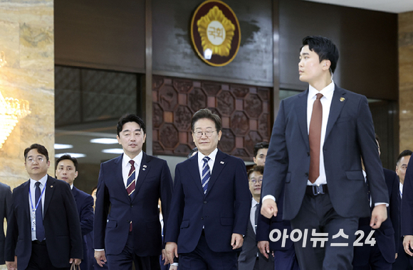 이재명 대통령이 26일 오전 정부의 2차 추가경정예산(추경)안 제출과 관련한 시정연설을 마친 뒤 본회의장을 나서고 있다. [사진=국회사진기자단]
