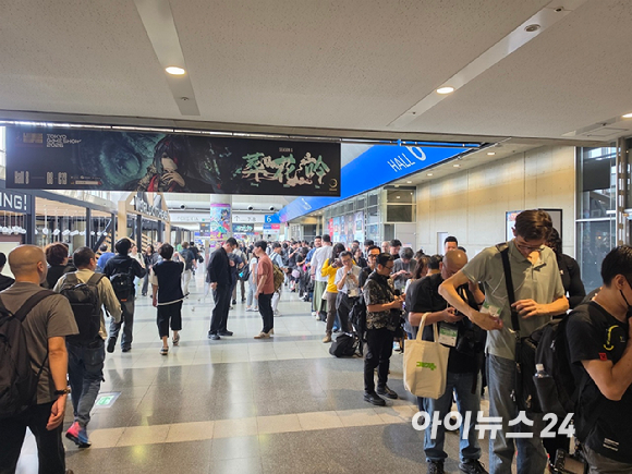 17일 일본 지바현 마쿠하리 멧세에 설치된 '도쿄게임쇼 2026' 전광판. [사진=곽민구 기자]