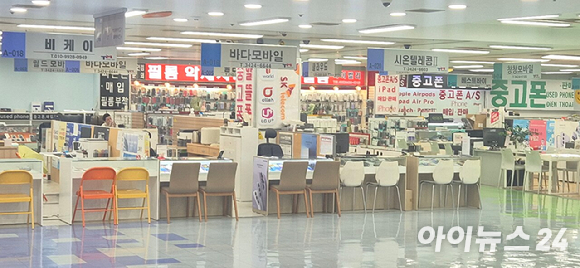 [안면인증 도입 첫날] 판매점 5곳 중 1곳...휴대전화 안면인증기 도입 저조