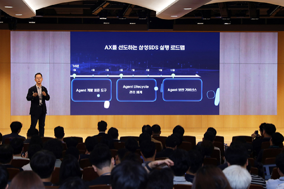 김종필 삼성SDS AX센터장(부사장)이 29일 삼성SDS 잠실캠퍼스에서 열린&lsquo;AX 서밋(AX Summit)&rsquo;에서 AI 에이전트 기반 업무 혁신 방향을 발표하고 있다. [사진=삼성SDS]