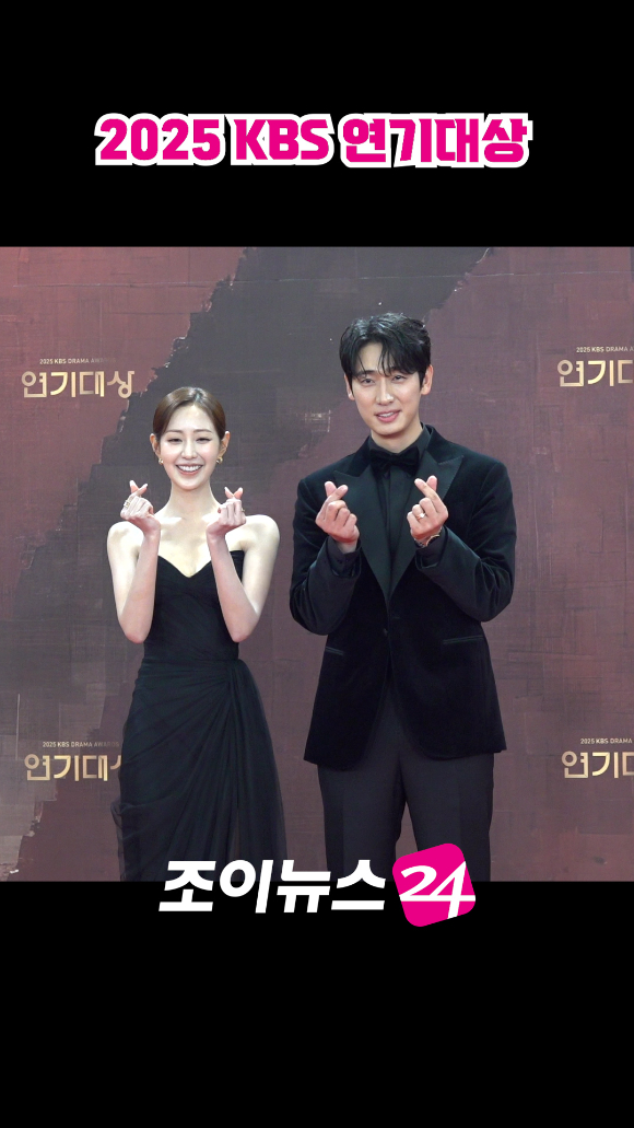 배우 신슬기, 윤박이 31일 오후 서울 여의도 KBS에서 열린 '2025 KBS 연기대상' 레드카펫 포토월 행사에서 포즈를 취하고 있다. [사진=문수지 기자]