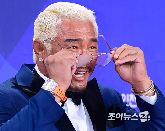 방송인 추성훈이 18일 오후 인천광역시 파라다이스 시티에서 열린 제4회 청룡시리즈어워즈 레드카펫 행사에 참석하고 있다. [사진=정소희 기자]