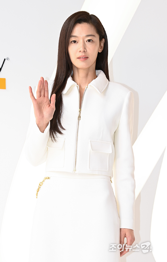 배우 전지현이 27일 오전 서울 중구에서 푸투라 서울에서 열린 글로벌 메디컬 에스테틱 브랜드 론칭 행사에서 포즈를 취하고 있다. [사진=곽영래 기자]