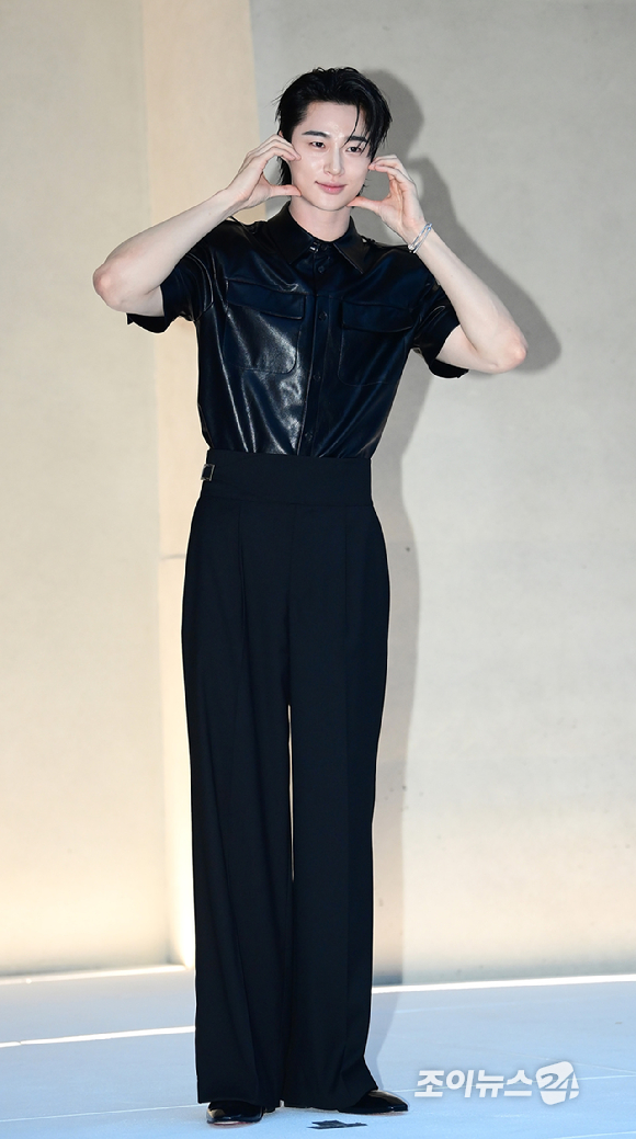 배우 변우석이 3일 오후 서울 성동구 하우스 노웨어 서울에서 열린 아이아이컴바인드 신사옥 하우스 노웨어 서울 오픈 기념 포토콜에 참석하고 있다. [사진=정소희 기자]