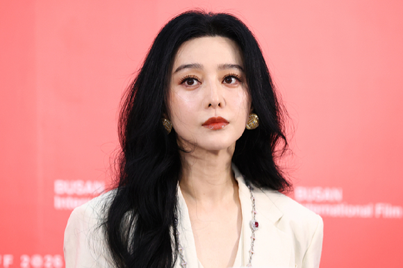 배우 판빙빙이 7일 부산 해운대구 영화의 전당 비프힐에서 열린 제31회 부산국제영화제(BIFF) 영화 '미친 노인의 일기', '그녀가 말했다' 기자회견에서 인사말을 하고 있다. [사진=연합뉴스]