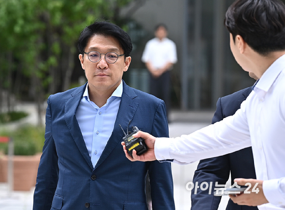 '공천개입 의혹' 김상민 전 부장검사가 9일 오전 서울 종로구에 마련된 김건희 특검팀(특별검사 민중기) 사무실로 조사를 받기 위해 출석하고 있다. [사진=곽영래 기자]