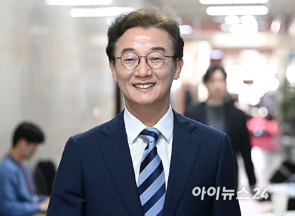 전재수 더불어민주당 의원이 12일 서울 여의도 국회에서 정청래 대표와 면담을 위해 당대표실로 향하고 있다. [사진=곽영래 기자]