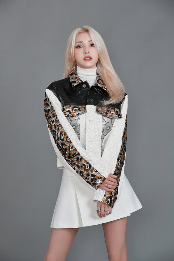 전소미가 29일 오전 첫 정규앨범 'XOXO' 발매 기념 쇼케이스를 열고 포즈를 취하고 있다. [사진=더블랙레이블 ]