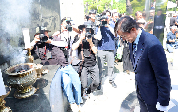 조국 조국혁신당 혁신정책연구원장이 24일 오후 경남 양산시 하북면 평산마을 문 전 대통령 사저에서 기념 촬영 후 문 전 대통령 내외와 인사하고 있다. [사진=연합뉴스]