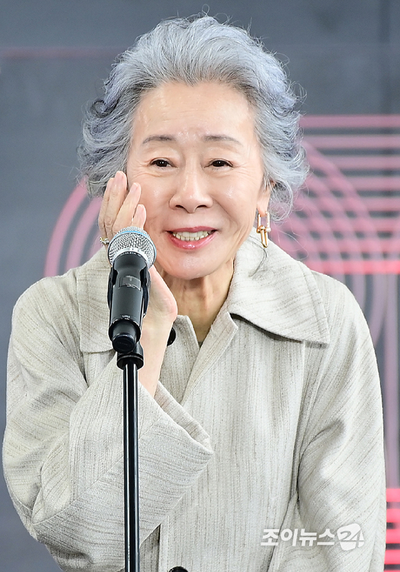 배우 윤여정이 19일 오후 부산광역시 해운대구 우동 영화의 전당에서 열린 제30회 부산국제영화제(BIFF) '결혼 피로연' 야외무대인사 행사에 참석하고 있다. [사진=정소희 기자]