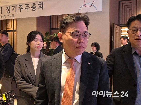 김동춘 LG화학 사장이 31일 LG트윈타워에서 열린 제25기 정기주주총회에 입장하고 있다. [사진=이한얼 기자]