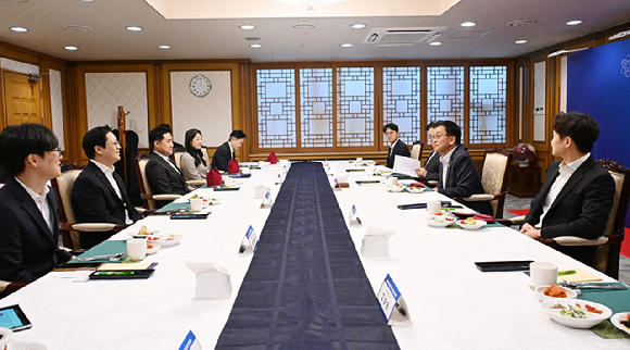 최상목 권한대행(오른쪽에서 두번째)이 19일 젊은 과학자와 간담회를 갖고 있다. [사진=기획재정부]