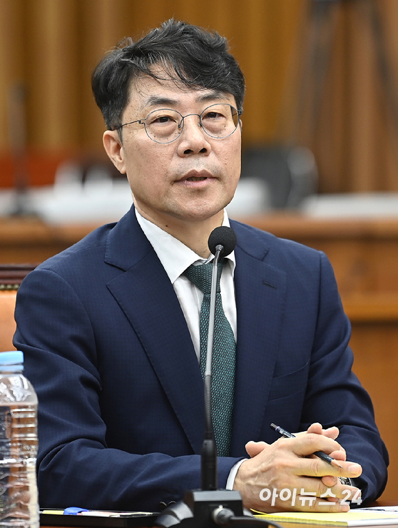 김성수 대법관 후보자가 14일 서울 여의도 국회에서 열린 제439회 국회(정기회) 대법관(김성수) 임명동의에 관한 인사청문특별위원회에서 의원질의에 답변하고 있다. [사진=곽영래 기자]