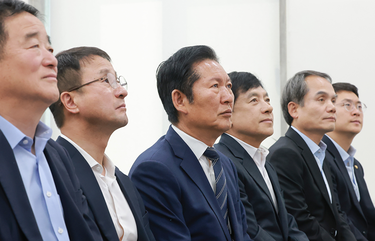 더불어민주당 정청래 대표&middot;한병도 원내대표 등 지도부가 8일 국회에서 이재명 대통령 취임 1주년 기자회견 생중계를 보고 있다. 2026.6.8 [사진=연합뉴스]