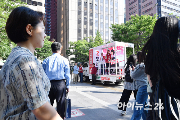 오세훈 국민의힘 서울시장 후보가 2일 서울 여의도역 인근에서 시민들에게 출근길 인사를하고 있다. [사진=곽영래 기자]