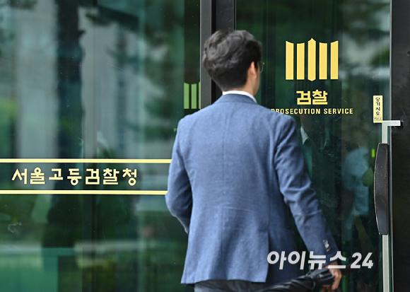 윤석열 전 대통령이 12&middot;3 비상계엄 관련 내란&middot;외환 관련 사건 수사를 맡은 조은석 특별검사팀의 2차 소환에 불응한 1일 서울 서초구 서울고등검찰청에 직원 등이 들어가고 있다. [사진=곽영래 기자]