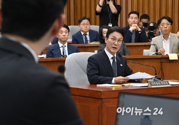 김민석 국무총리 후보자가 24일 서울 여의도 국회에서 열린 국무총리(김민석) 임명동의안 심사를 위한 인사청문회에서 주진우 국민의힘 의원 질의에 답변하고 있다. [사진=곽영래 기자]