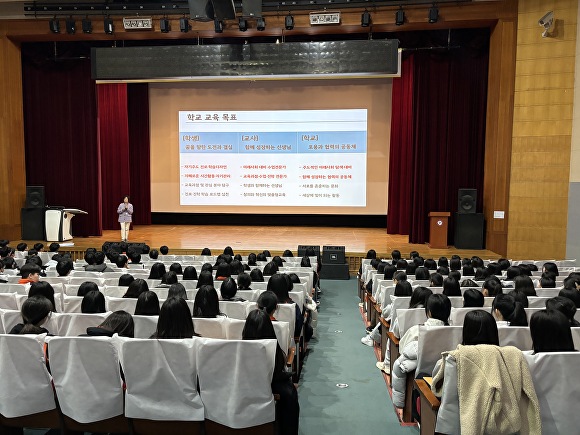 청주 청원고등학교가 학생들을 대상으로 설명회를 하고 있다. [사진=충북교육청]