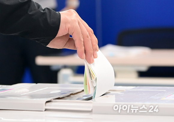 제9회 전국동시지방선거 사전투표 첫날인 29일 오전 서울 용산구 한남동주민센터에 마련된 사전투표소에서 유권자들이 소중한 한 표를 행사하고 있다. [사진=정소희 기자]