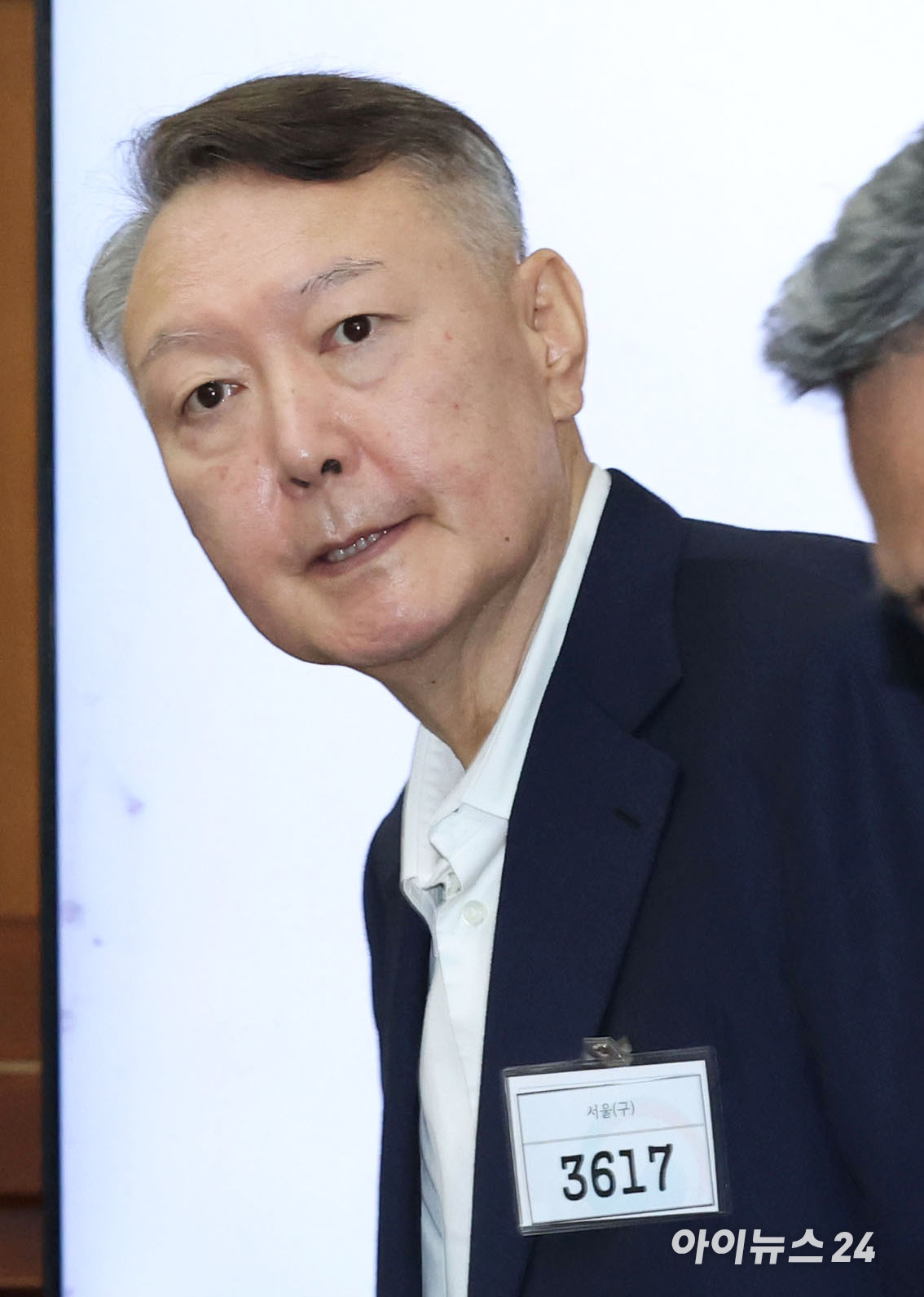 윤석열 전 대통령이 작년 9월 26일 서울 서초구 서울중앙지법에서 열린 특수공무집행방해, 직권남용 권리행사방해 등 혐의 사건 첫 공판에 출석하고 있다. [사진=사진공동취재단]