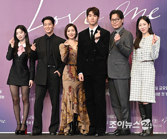 배우 다현, 장률, 윤세아, 이시우, 유재명, 서현진이 18일 서울 구로구 더 링크 서울 호텔에서 열린 JTBC 새 금요시리즈 '러브 미' 제작발표회에서 포즈를 취하고 있다. [사진=곽영래 기자]