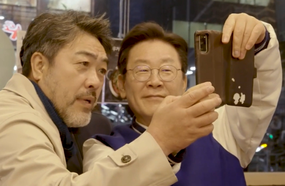 이 대통령과 배우 이원종이 사진을 찍고 있다. [사진=이재명 대통령 유튜브 ]