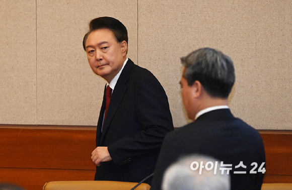 윤석열 대통령이 6일 서울 종로구 헌법재판소 대심판정에서 열린 탄핵 심판 6차 변론에 출석하고 있다. [사진=사진공동취재단]