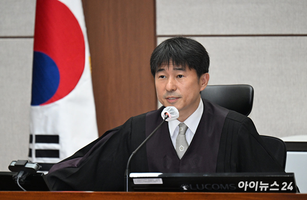 지귀연 부장판사가 작년 4월 21일 서울 서초구 서울중앙지법에서 열린 윤석열 전 대통령 내란 우두머리 혐의 형사재판 2차 공판에서 취재진들의 퇴장을 명령하고 있다. 2025.4.21 [사진=공동취재]