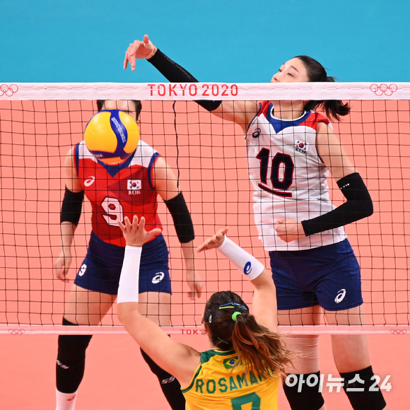6일 오후 일본 도쿄 아리아케 아레나에서 열린 2020 도쿄올림픽 여자 배구 준결승 대한민국 대 브라질의 경기가 진행됐다. 한국 김연경이 공격을 하고 있다.