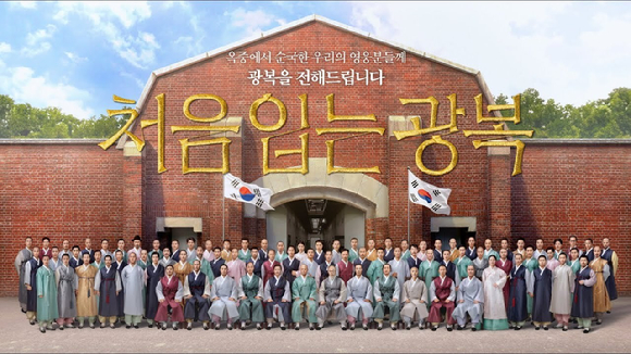 시몬스 '하이파이브 셰어링 프로젝트'의 캠페인 영상에서 투병 중인 소녀와 캐릭터 '스프링맨'이 하이파이브를 나누는 모습. [사진=시몬스]