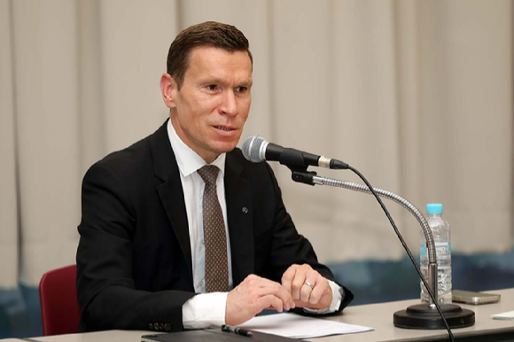 마티아스 바이틀 메르세데스-벤츠 코리아 대표이사가 4일 부산 벡스코에서 취재진과의 인터뷰에서 질문에 답하고 있다. [사진=메르세데스-벤츠 코리아]