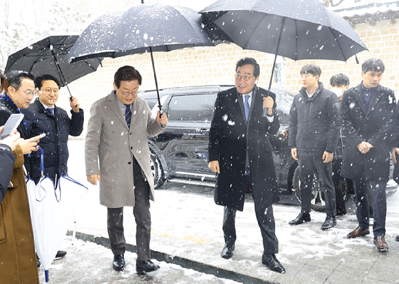 이재명 더불어민주당 대표(왼쪽)가 지난달 30일 이낙연 전 대표와 함께 서울 중구 한 식당으로 입장하고 있다. (공동취재사진)  [사진=뉴시스]