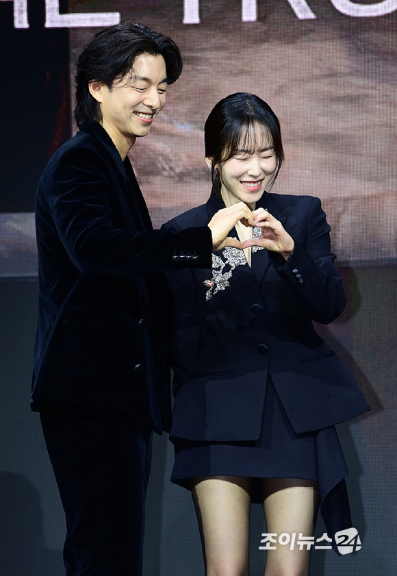 배우 공유와 서현진이 26일 오전 서울 강남구 라움아트센터에서 열린 넷플릭스 시리즈 '트렁크' 제작발표회에 참석하고 있다. [사진=정소희 기자]