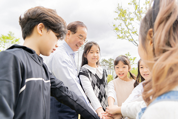 하윤수 부산광역시교육감(왼쪽 두 번째)이 어린이들과 해맑은 모습을 보이고 있다. [사진=부산광역시교육청]