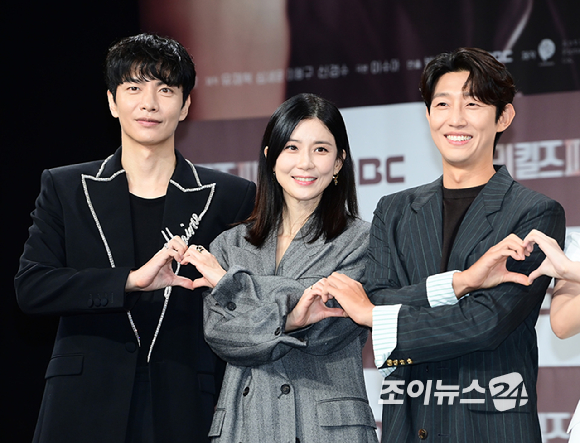 배우 이민기-이보영-강기영-윤가이-권해효가 31일 오전 서울 마포구 상암동 MBC에서 열린 MBC 새 금토드라마 '메리 킬즈 피플' 제작발표회에 참석하고 있다. [사진=정소희 기자]