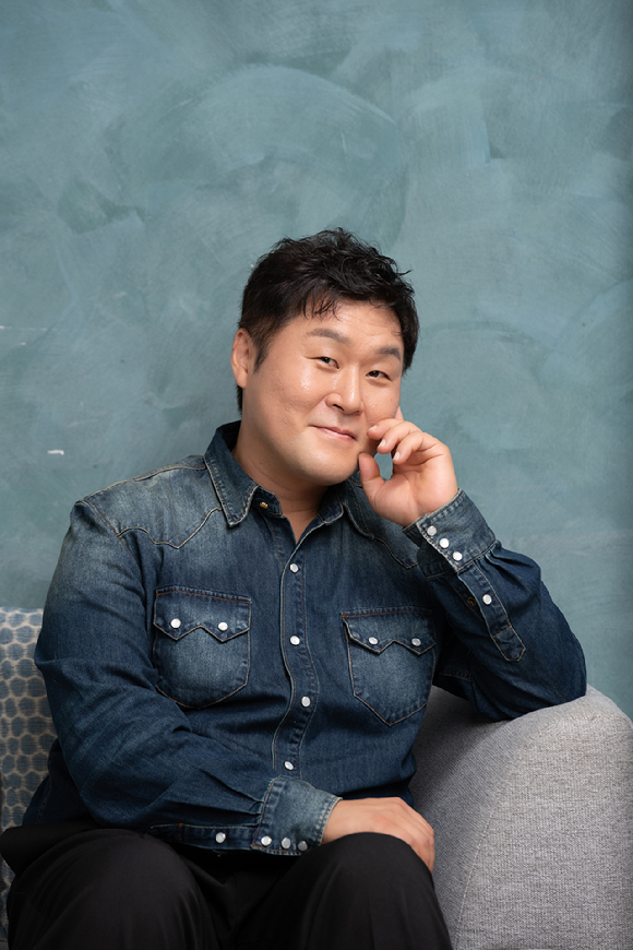 배우 윤경호가 영화 '좀비딸' 인터뷰에 앞서 포즈를 취하고 있다. [사진=NEW]