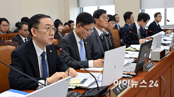 이명구 관세청장이 29일 국회 기획재정위원회에서 열린 한국은행&middot;국세청&middot;관세청 등에 대한 종합감사에서 의원 질의에 답하고 있다. [사진=곽영래 기자]