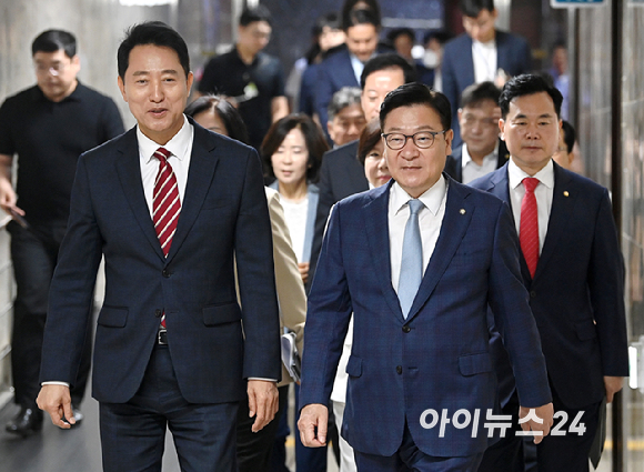 정점식 국민의힘 원내대표와 오세훈 서울시장이 14일 서울 여의도 국회에서 열린 원내대책회의에 참석하고 있다. [사진=곽영래 기자]