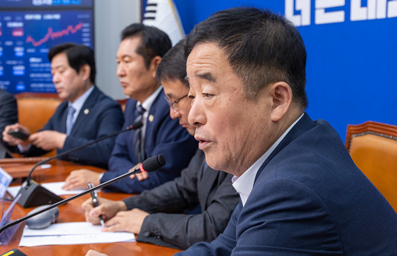 정청래 더불어민주당 당대표가 15일 서울 여의도 국회에서 열린 최고위원회의에서 발언하고 있다. [사진=곽영래 기자]