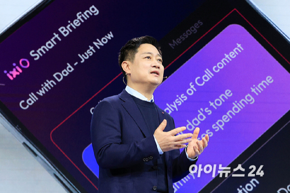 홍범식 LG유플러스 대표가 2일(현지시간) 스페인 바르셀로나 피라 그란 비아 전시장에서 열린 '모바일 월드 콩그레스(MWC)2026'에서 기조연설 하고 있다. 2026.03.02 [사진=바르셀로나=사진공동취재단]