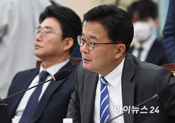 김우영 더불어민주당 의원이 16일 국회 과학기술정보방송통신위원회에서 열린 2025년도 국정감사에서 국민의힘 박정훈 의원의 문자 폭로 사태 관련 발언을 하고 있다. [사진=곽영래 기자]