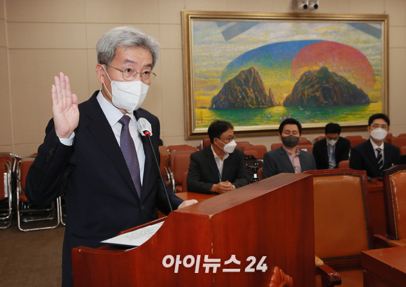 고승범 금융위원장 후보자가 27일 오전 서울 여의도 국회 정무위원회 전체회의에서 열린 인사청문회에 출석해 선서를 하고 있다. [사진=김성진 기자]