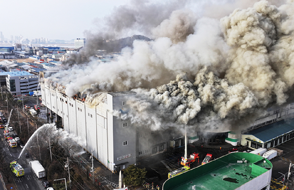 3일 오후 경기도 시흥시 정왕동 SPC삼립 시화공장에서 화재가 발생해 소방관들이 진화작업을 하고 있다. [사진=연합뉴스]